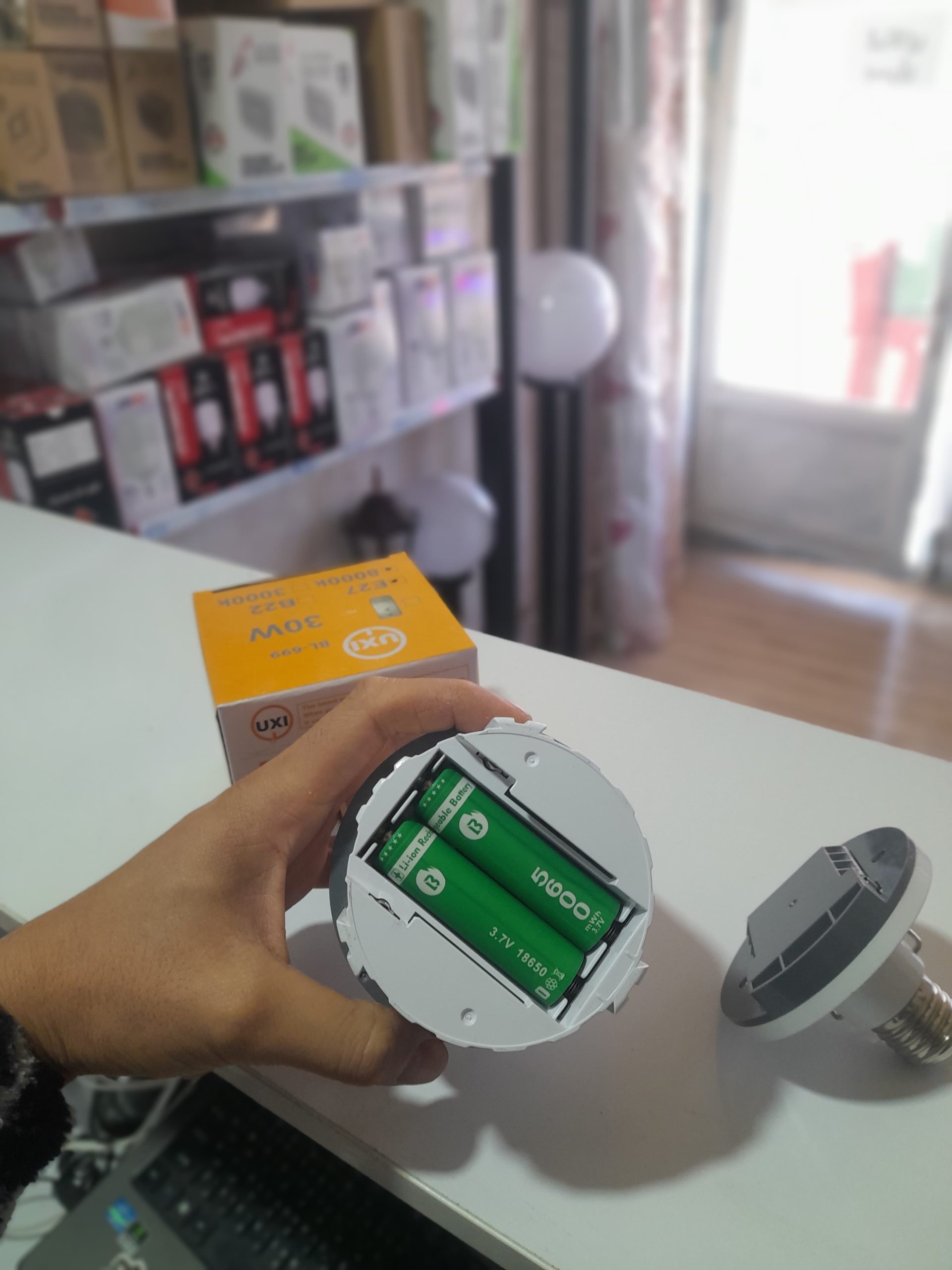چراغ شارژی سرپیچ خور 30 وات با باتری قابل شارژ